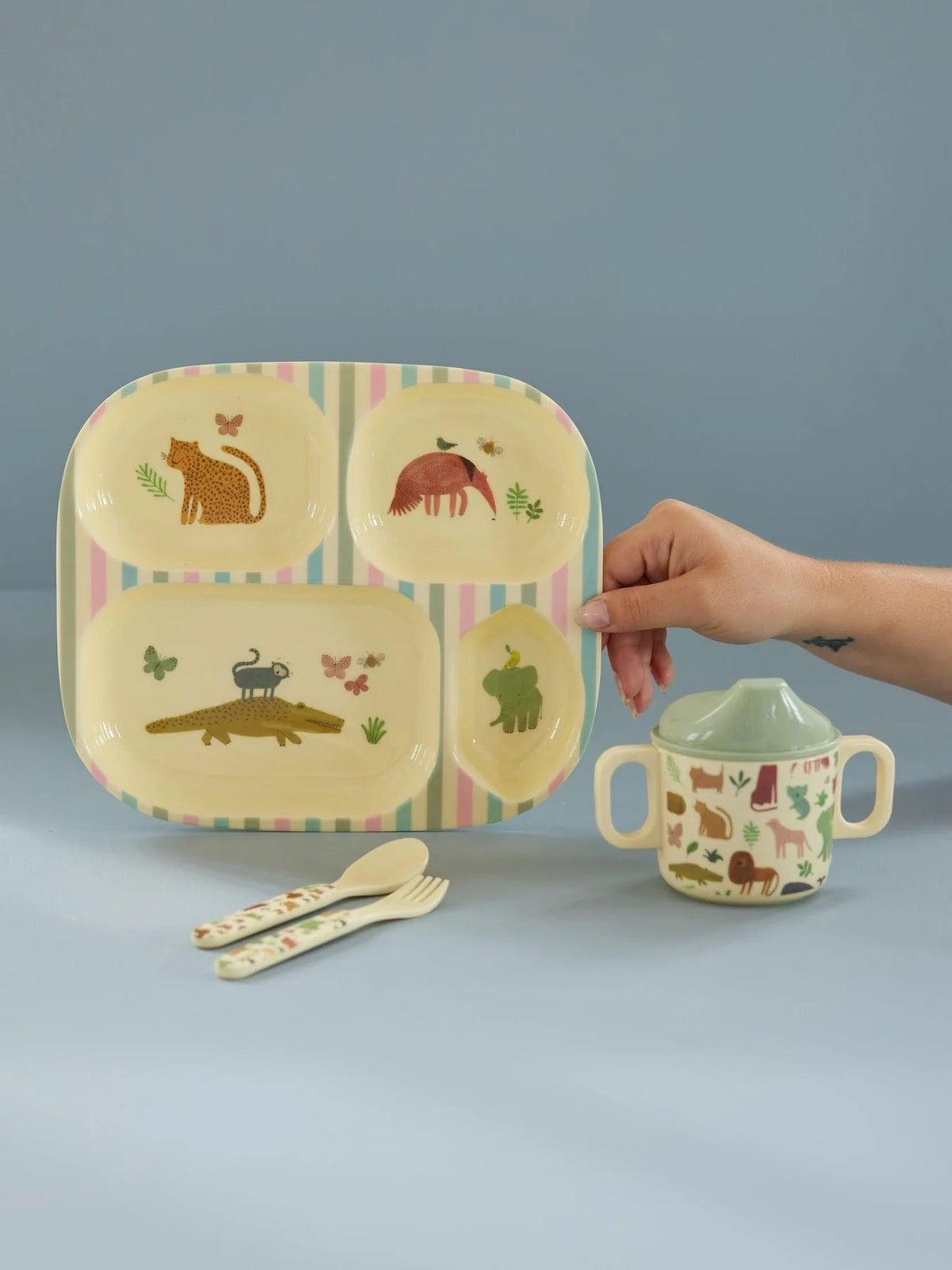 Geschenkdoos van het baby eetset met jungledieren, gezien van de voorkant