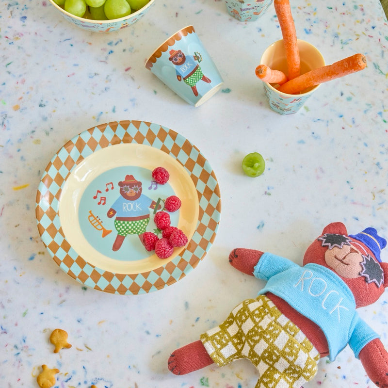 Rice kinderservies van melamine met bord, beker en kom op een gedekte kindertafel