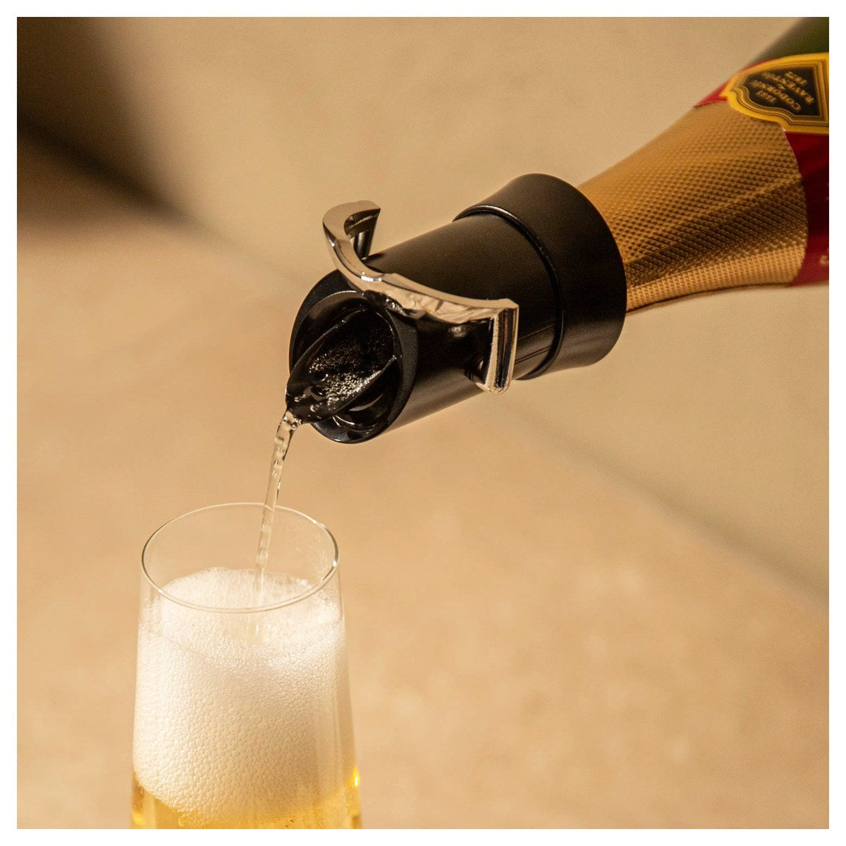 De champagnestopper met schenktuit op een fles bij een gedekte tafel