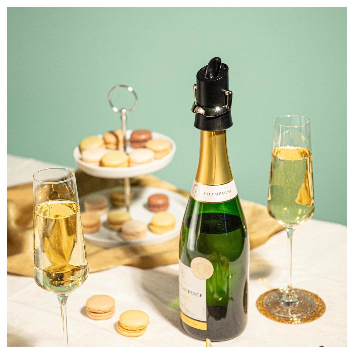 De schenktuit op een champagnefles naast een gevuld glas