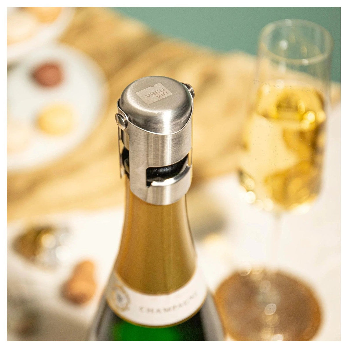 Close-up van de champagnestopper geklemd op een fles champagne