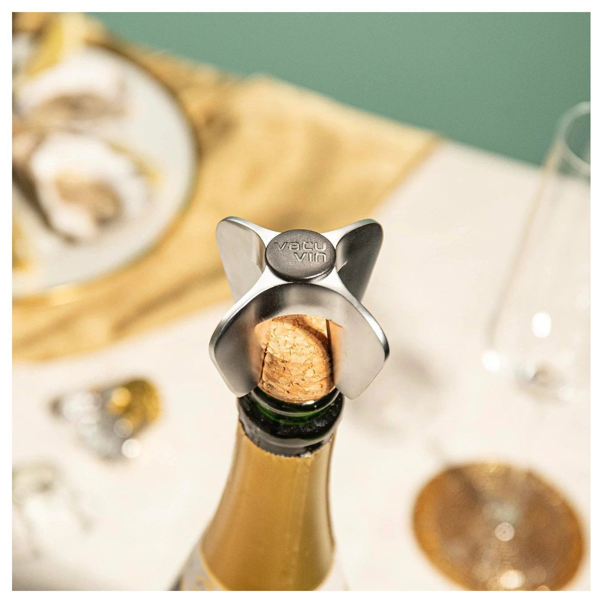 De compacte champagne opener op de kurk van een fles champagne