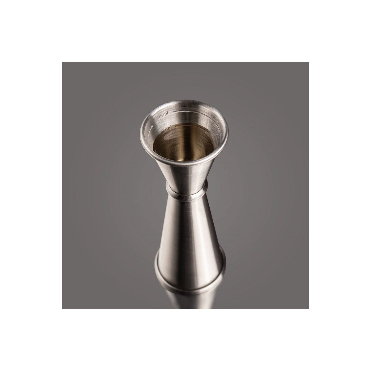 Het Japanse barmaatje wordt leeggeschonken in een cocktailshaker