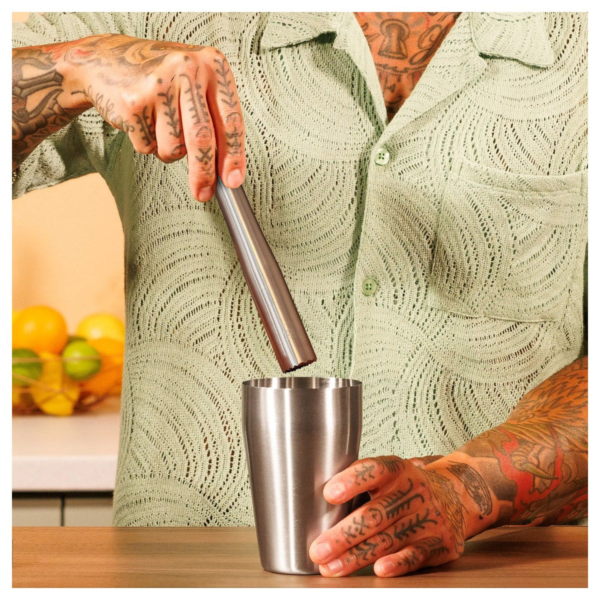 De cocktailstamper wordt in een shaker gebruikt