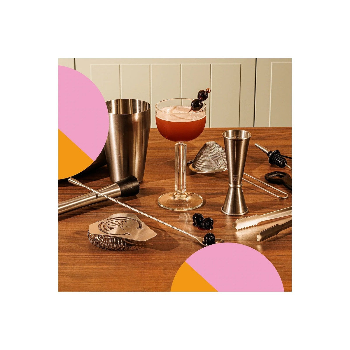 De cocktailset in gebruik met een gevulde cocktail en shaker