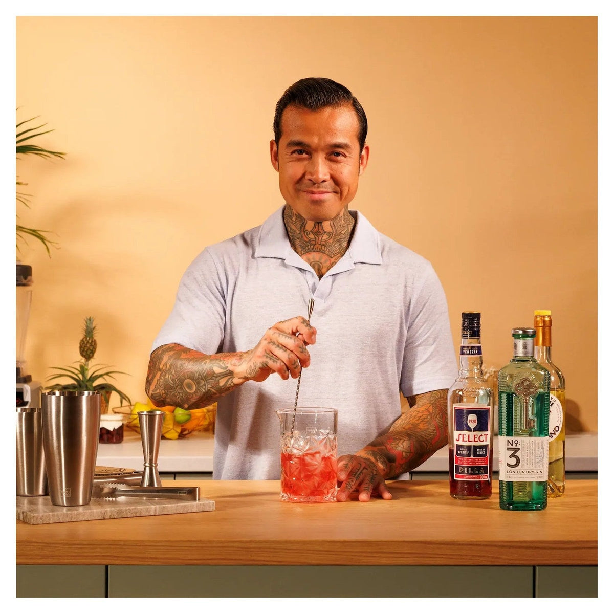 Het mixglas en de barlepel uit de set op een rieten onderzetter