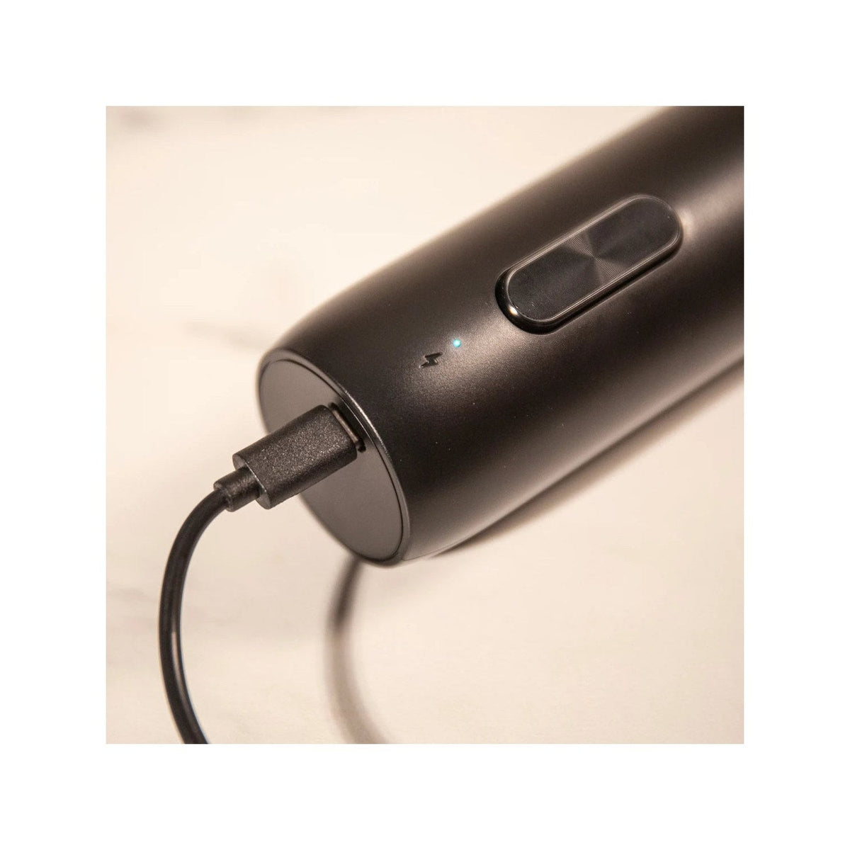 De elektrische wijnopener wordt opgeladen met de USB-C kabel
