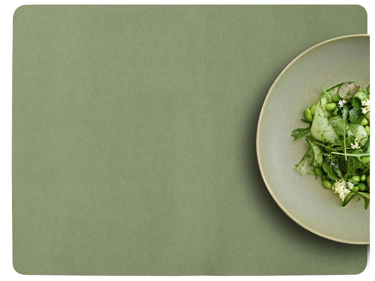 Shoku placemat Pure Green van bovenaf met een groen bord vol salade