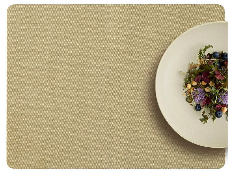 Tafel gedekt met een Villa Collection Shoku placemat en een bord salade