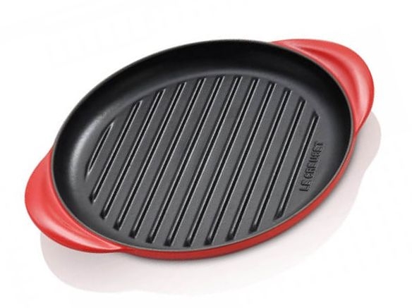 ronde grillpan van Le Creuset heeft een diameter van 25 cm en is gemaakt van mat zwart geëmailleerd gietijzer. Dit zorgt voor een optimale warmtegeleiding en egale bruining van uw